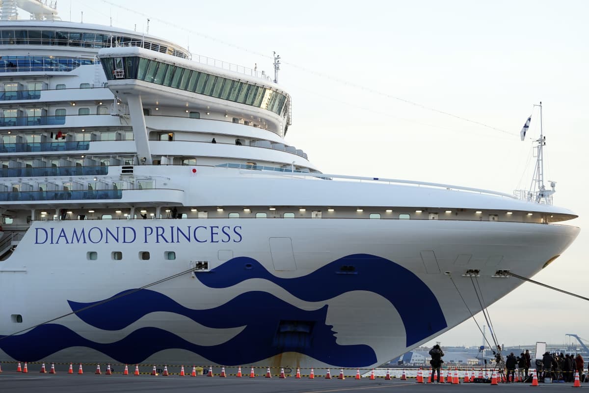 Toimittajia Diamond Princess-aluksen vieressä Jokohamassa