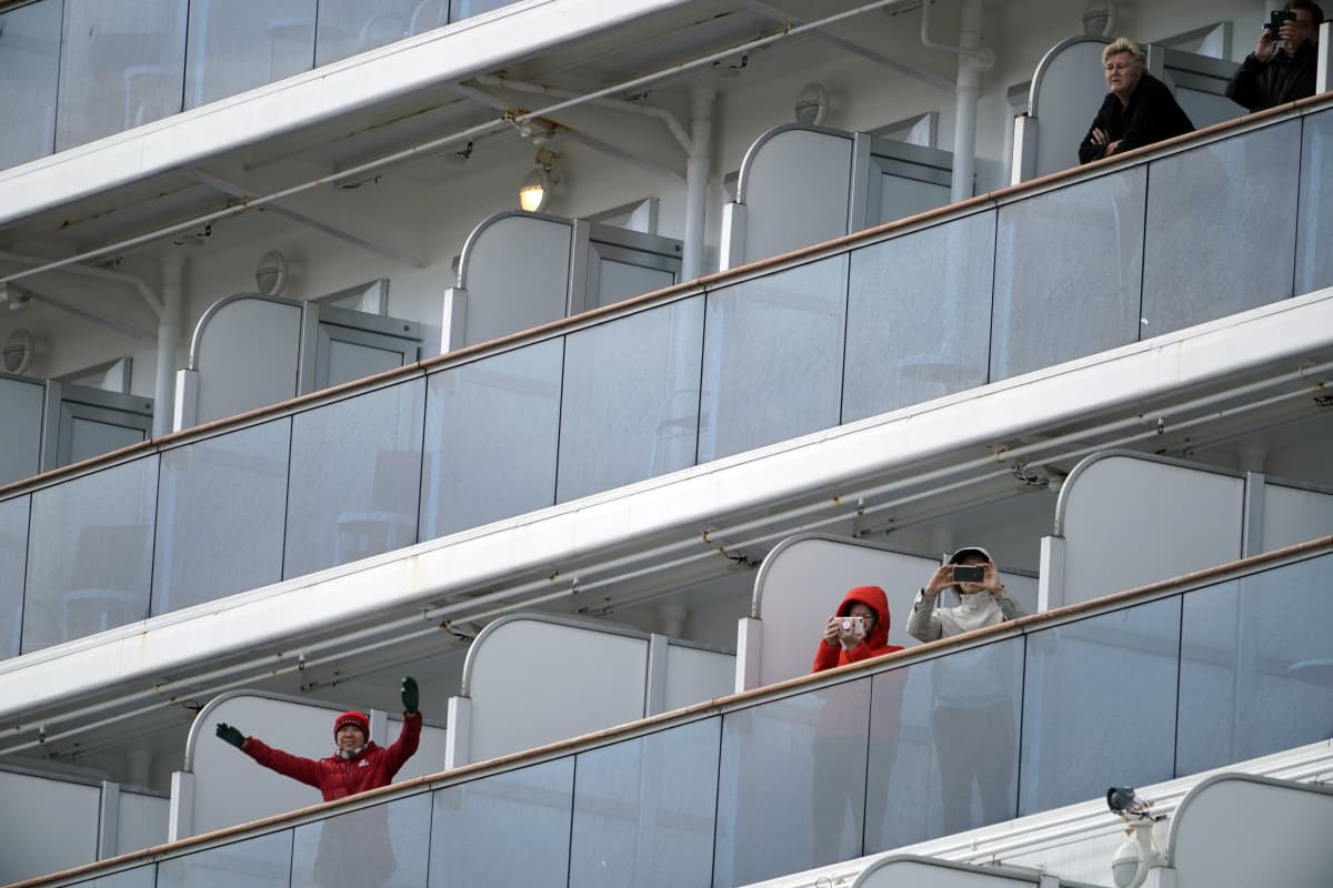 Matkustajia karanteeniin määrätyssä Diamond Princess-aluksessa Jokohaman satamassa.
