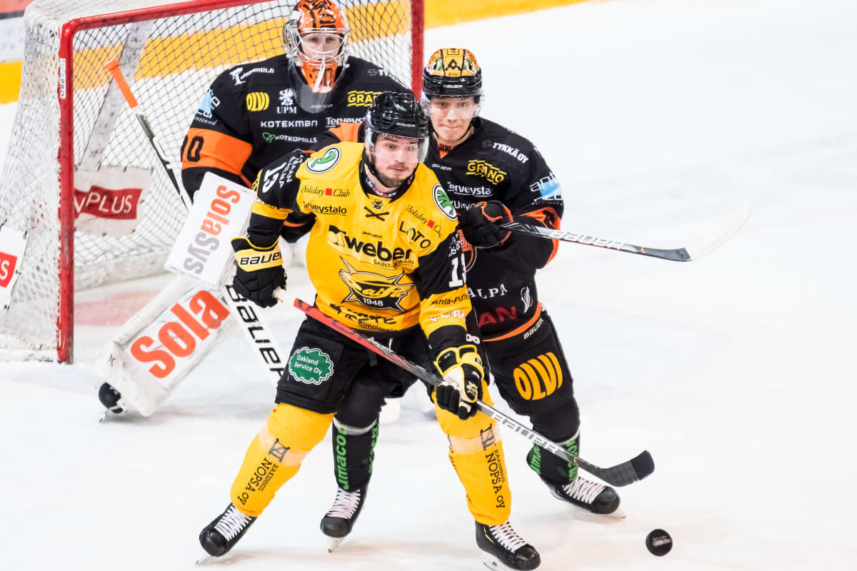 Joni Nikko och Santeri Salmela i närkamp framför KooKoo-målet.
