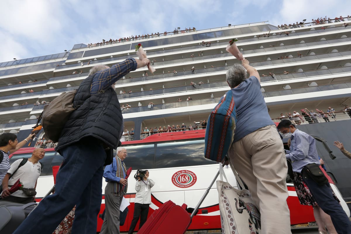 MS Westerdamilta maihin nousseet turistit vilkuttivat kanssamatkustajilleen Sihanoukvillen satamassa Kambodžassa 14. helmikuuta.