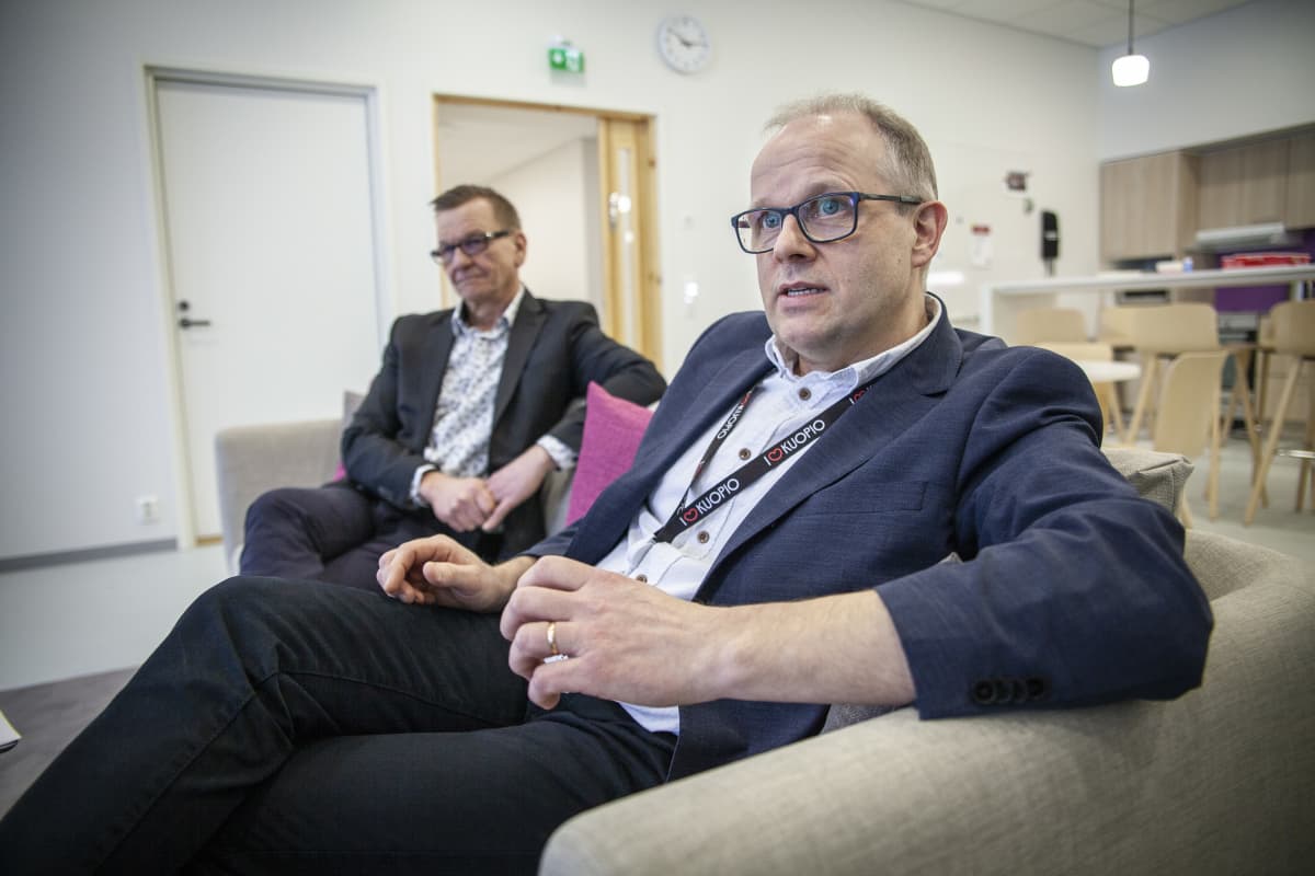 Harri Korteniemi rehtori Hiltulanlahden koulu ja taustalla Kuopion kaupungin perusopetuspäällikkö Mika Kuitunen