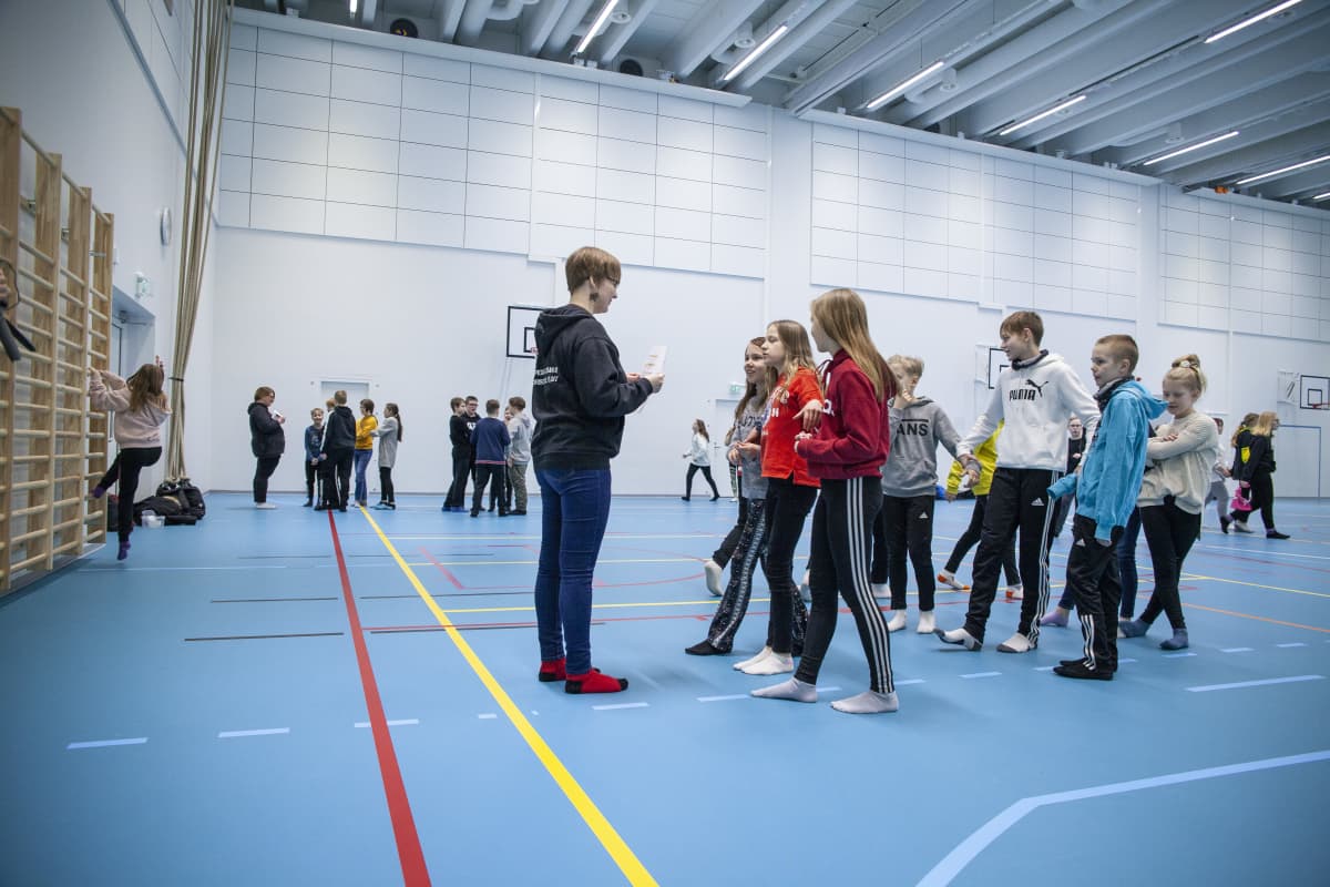 Oppilaita Hiltulanlahden koulun liikuntasalissa