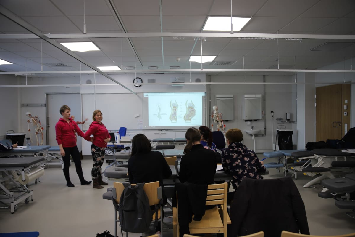 Äitiysfysioterapeutit pitämässä koulutusta fysioterapeuteille
