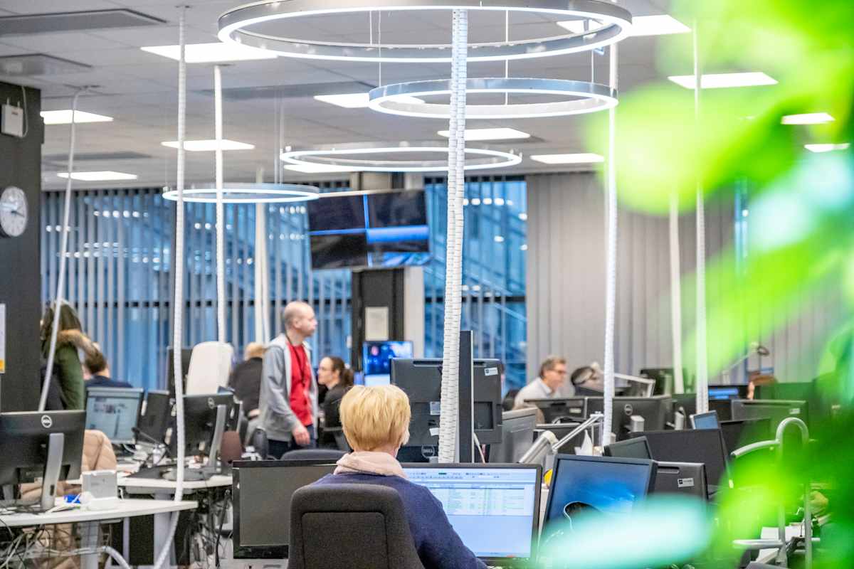 Kuva Ylen Uutisten avokonttorista, työntekijöitä työpisteillään.