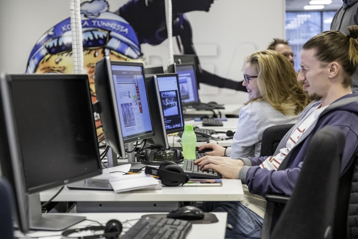 Yleläisiä työpisteillään Ylen Urheilussa.