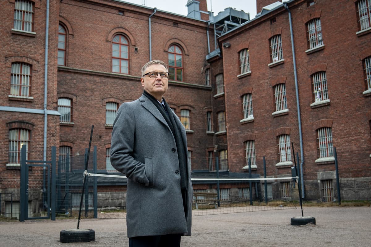 Arto Kujala, RISE pääjohtaja Sörkan vankilan pihalla