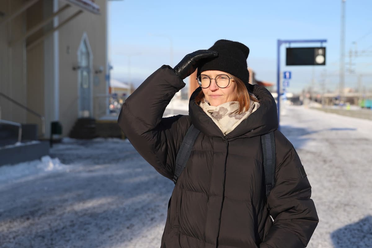 Susanna Chazalmartin odottaa junaa Kemin rautatieasemalla.