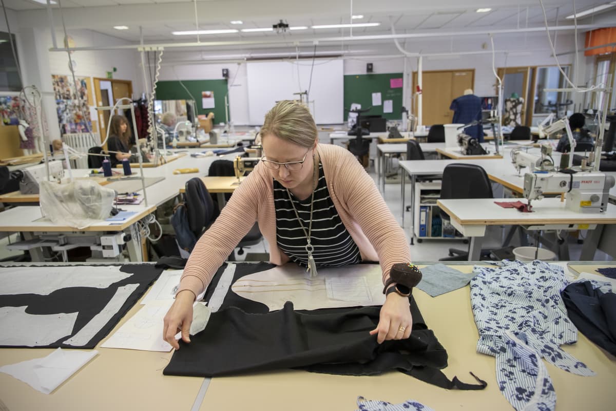 Jaana Luhtala valmistaa pukua.