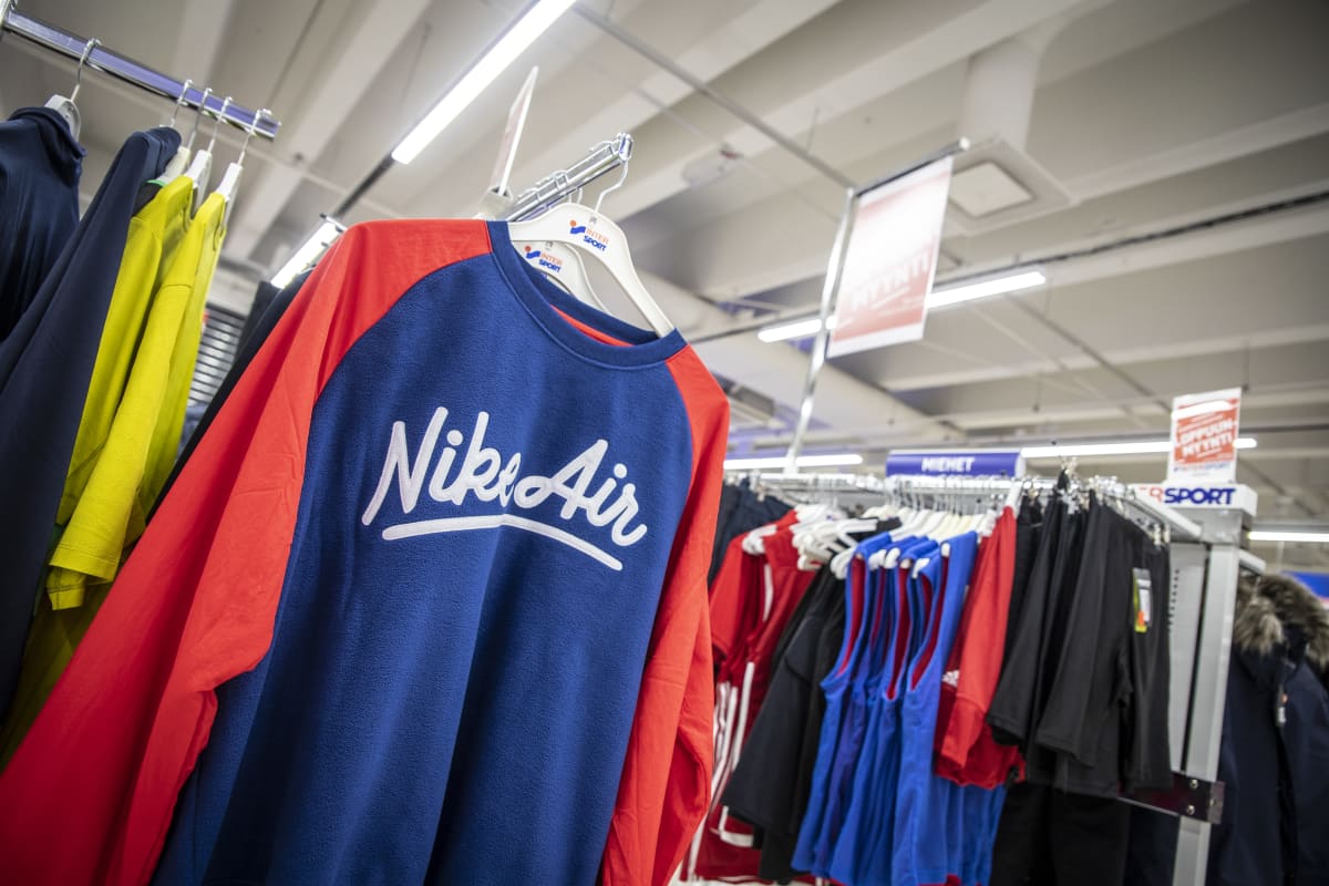 Nuorten vaatteita liikkeessä