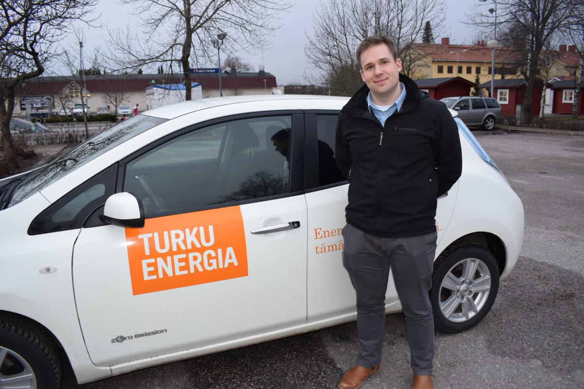 Ville Kuusisto Turku Energian sähköaiton edessä.