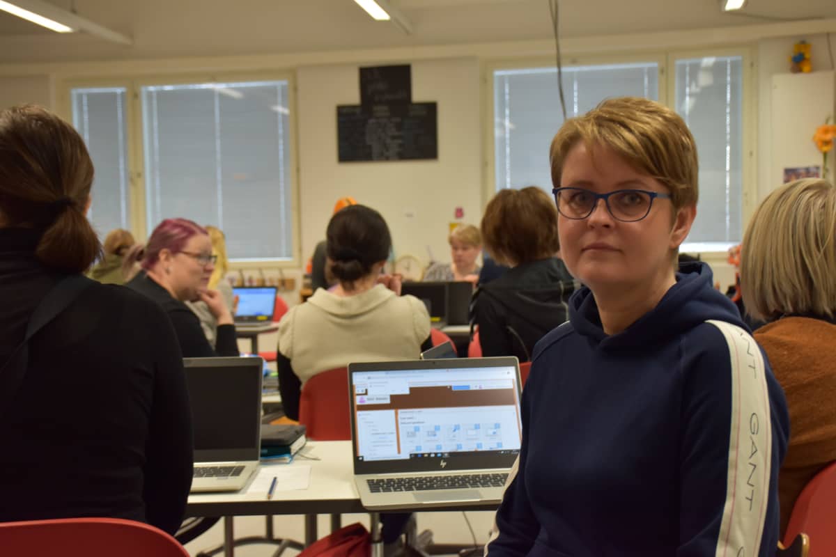 Katja Haavisto Lauttakylän koulun opettajien kokoontumisessa