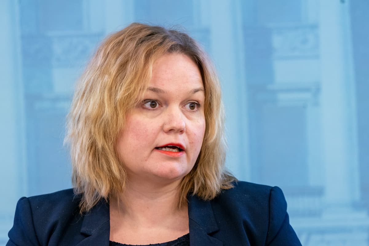 Krista Kiuru hallituksen tiedotustilaisuudessa.