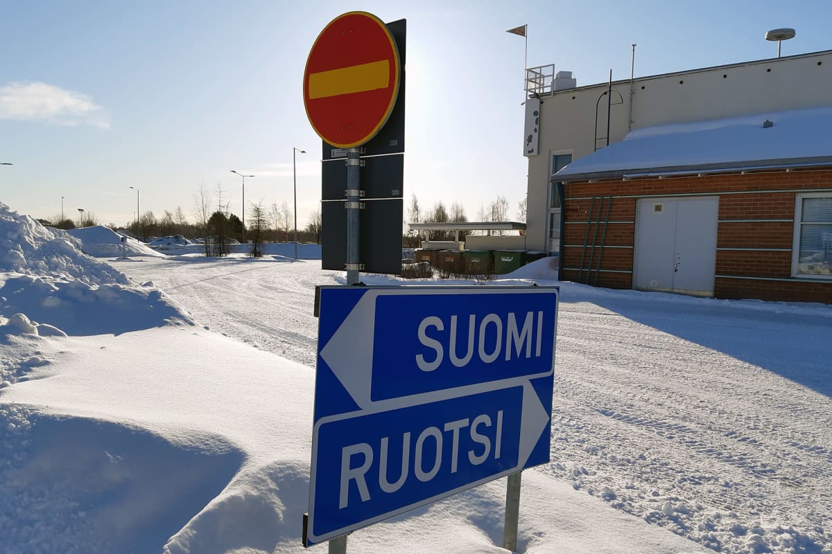 Kielletyn ajosuunnan kyltti Suomen ja Ruotsin rajalla Torniossa.