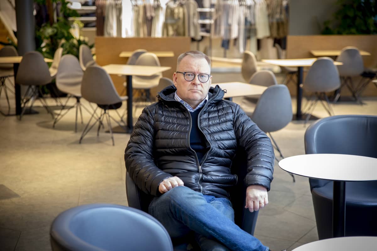 Ilmarisen vuokrauspäällillö Ville Laurila koronaviruksen takia hiljentyneessä Kämp Galleriassa 18.3.2020.