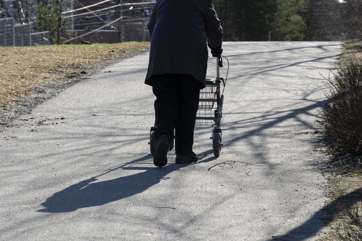 Vanhus rollaattorin kanssa.