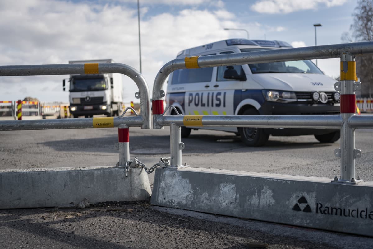 Poliisiauto aidan takana
