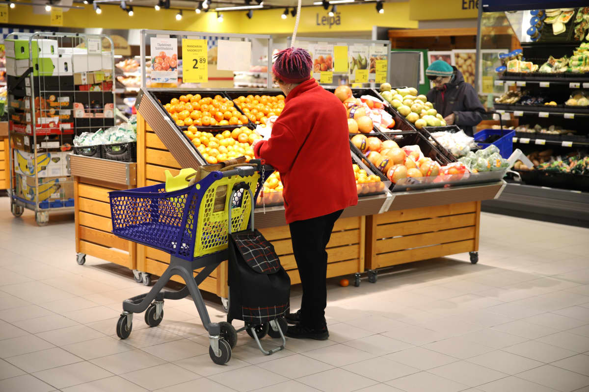Asiakkaita Kouvolan S-marketissa. Kauppakeskus Hansa.