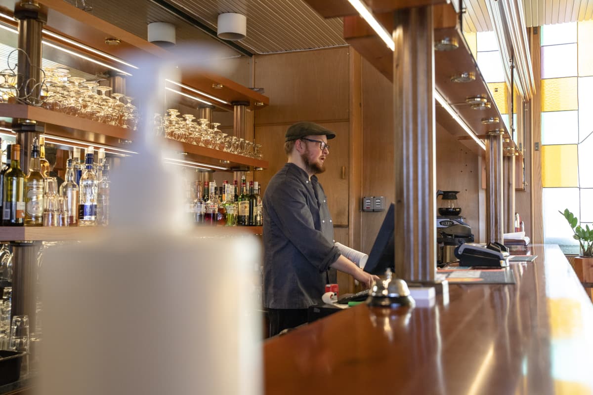 ravintolan pitäjä laskuttaa asiakasta