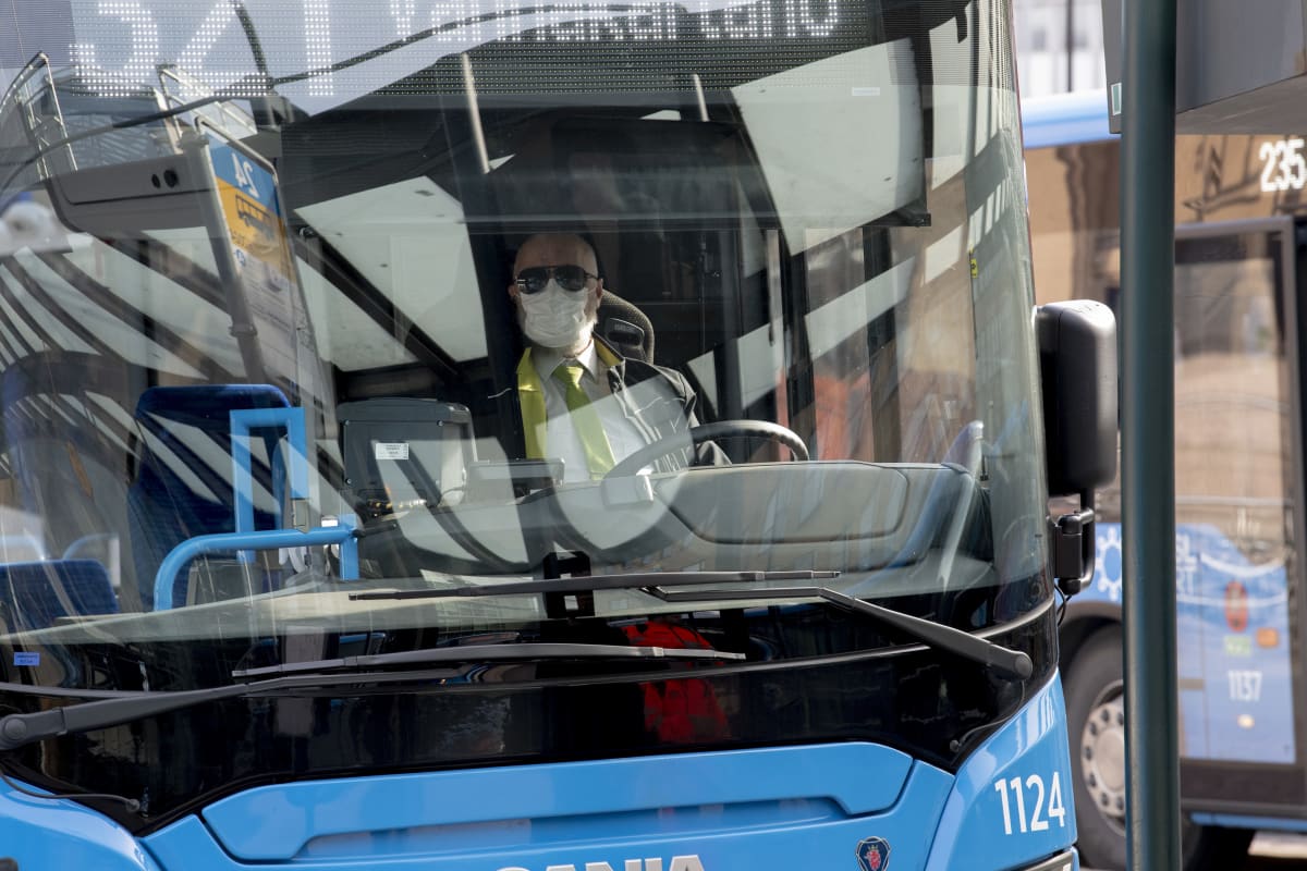 HSL:n kuljettaja on suojautunut hanskoilla ja hengityssuojaimella 25. maaliskuuta.