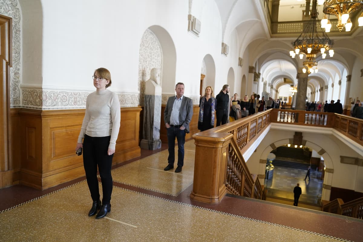 Kansanedustajia jonossa parin metrin välein