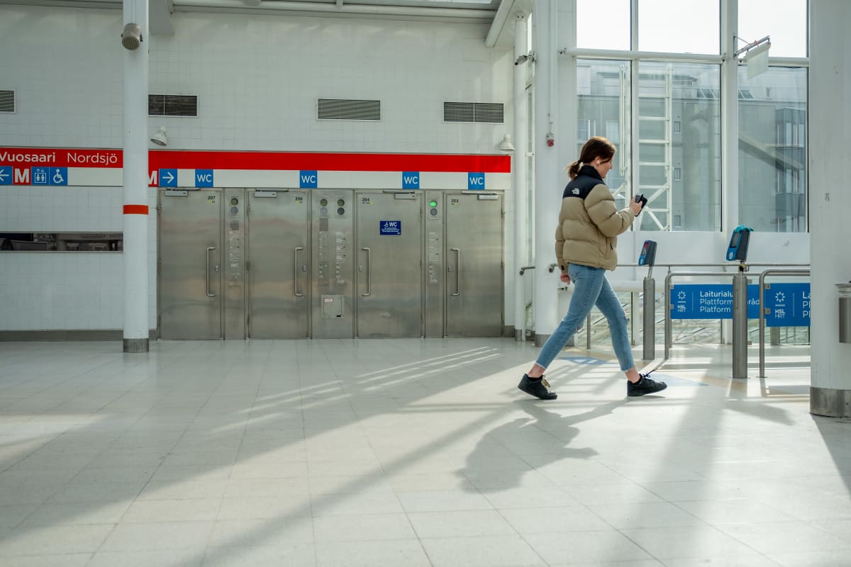 Ihminen kävelee Vuosaaren metroasemalla.