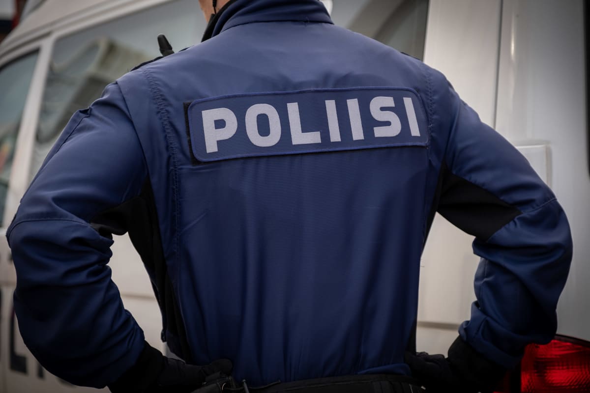 Kenttäpoliisin selkämys.