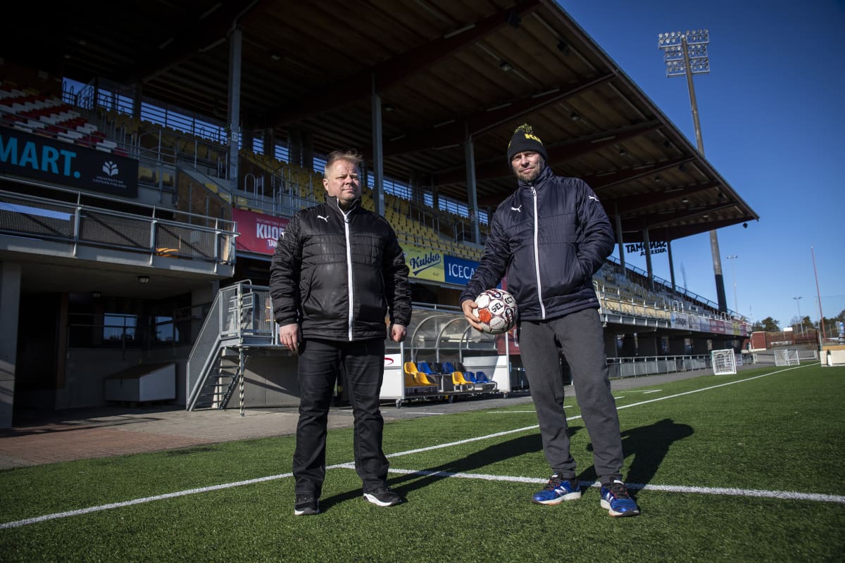 Tero Taipale Juniori-KuPS talenttivalmentaja sekä Juniori-KuPS toiminnanjohtaja Jari Koistinen