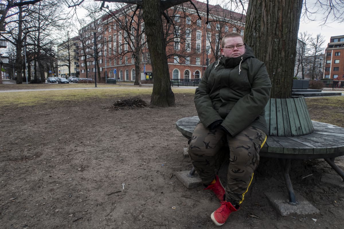 Roni Koukkari istuu penkillä