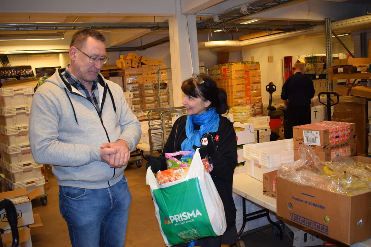 Jari Niemelä ja Maarit Helin katsovat ruokakassia.