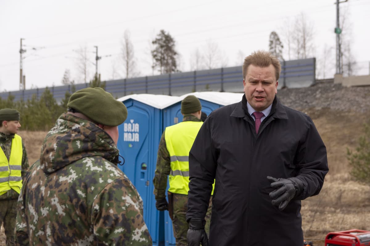 Puolustusministeri Antti Kaikkonen vierailulla Mäntsälän rajapisteellä, joka perustettiin koronapandemian hillitsemiseksi.