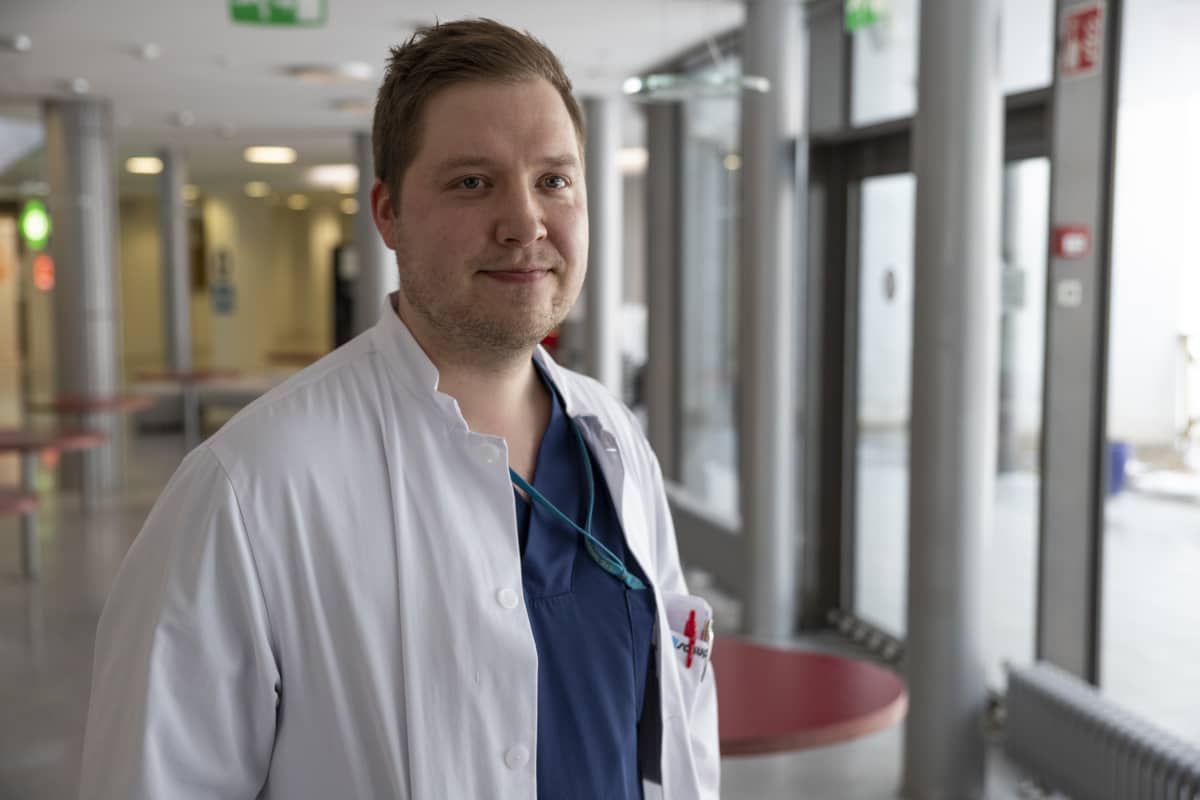 Kuopion yliopistollisen sairaalan neurologian osastonlääkäri Valtteri Julkunen.