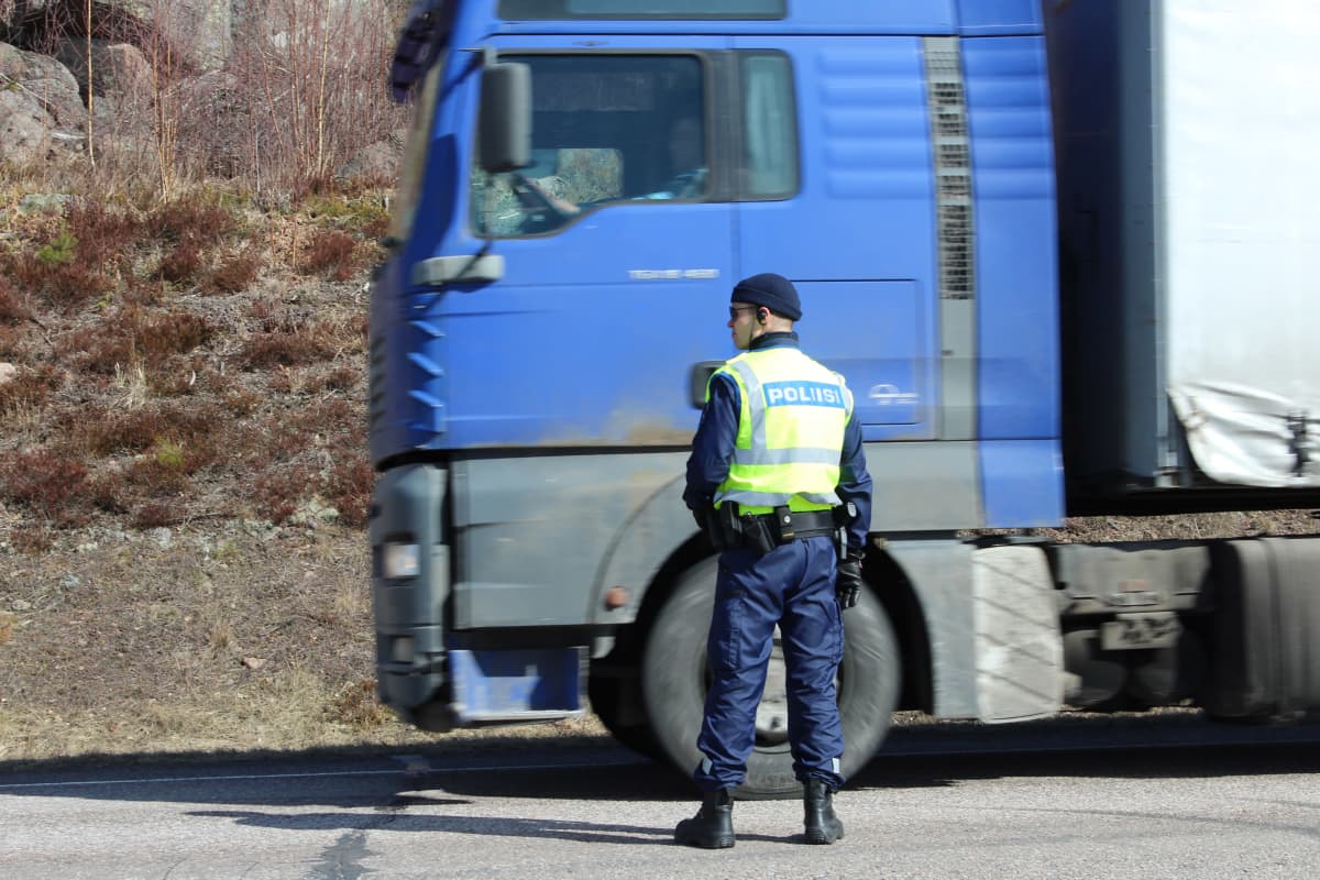 Poliisi valvoo liikennettä E18-tien varrella Pyhtäällä.