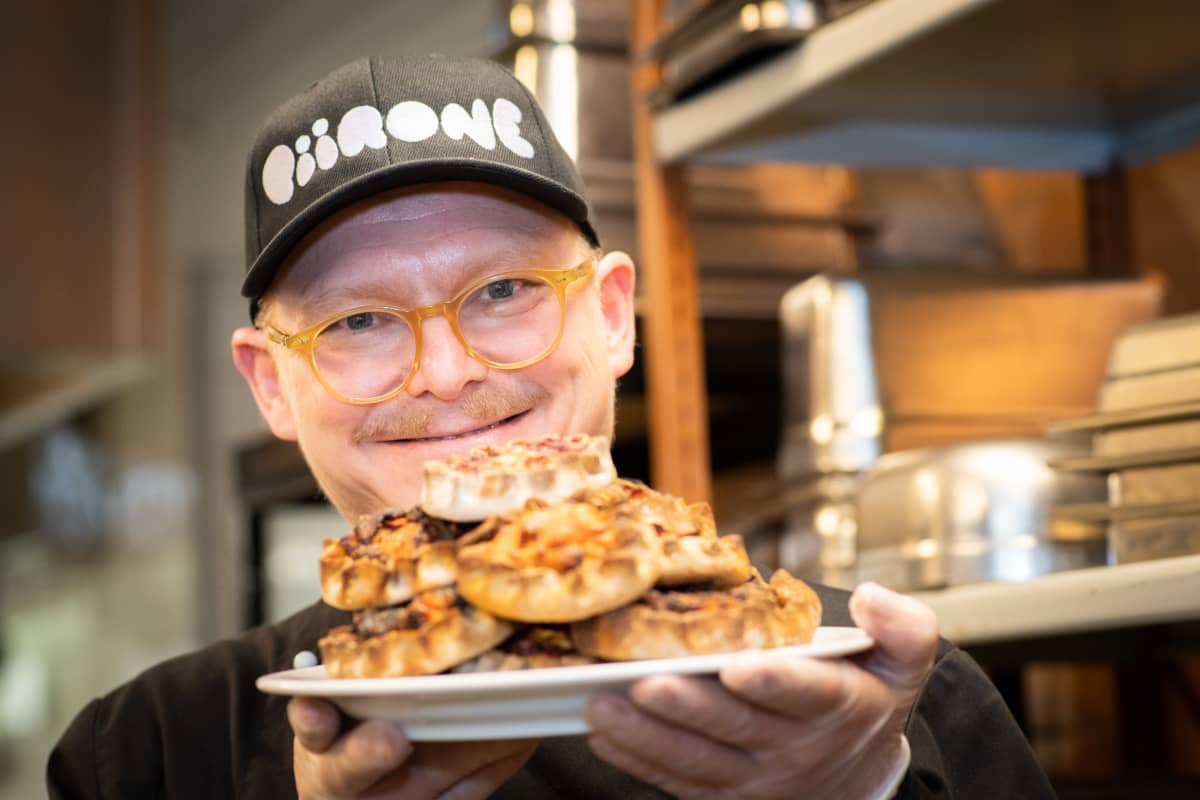 Mika Niiniranta esittelee Piirosen päätuotetta ruispiirakoita.