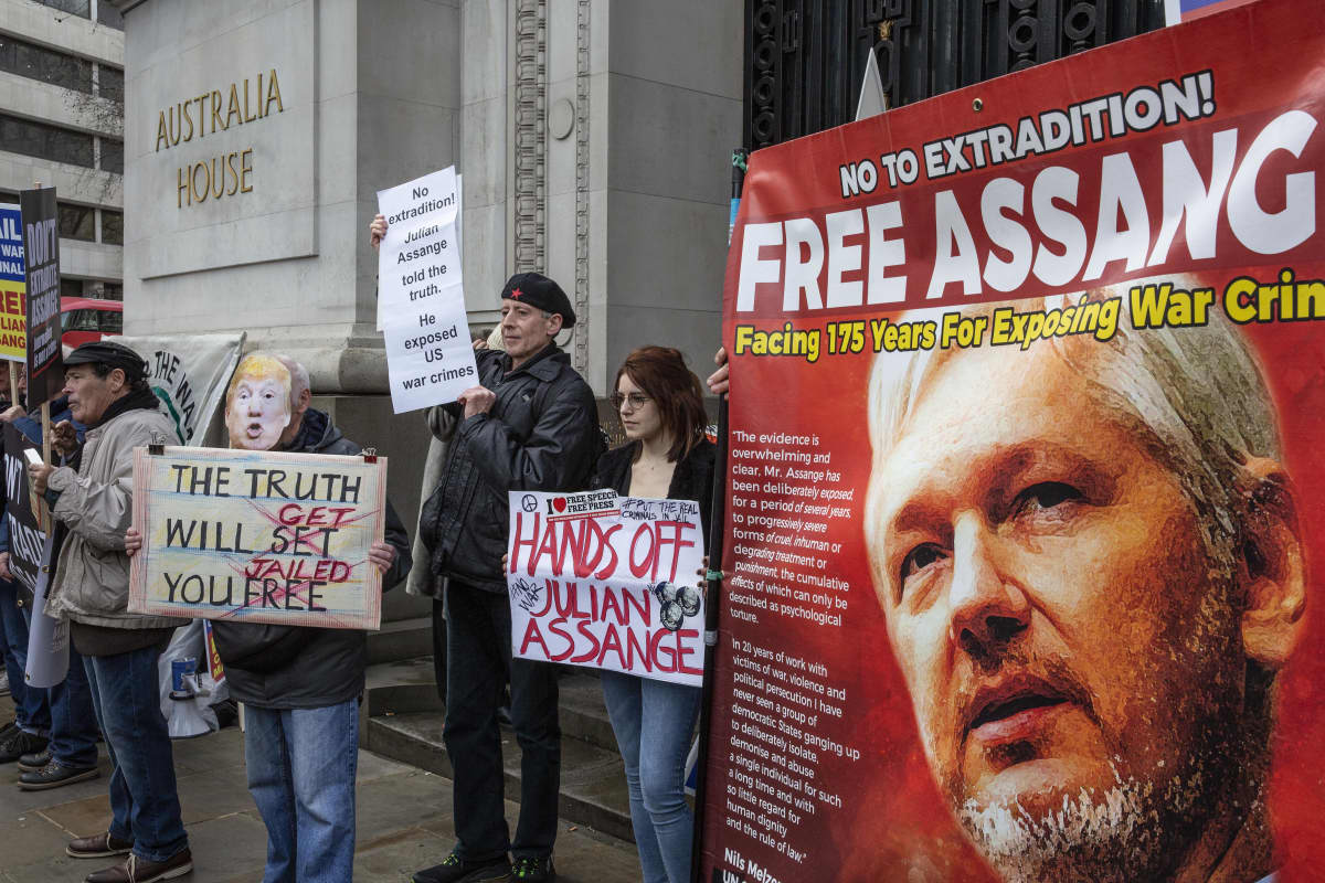 Det hålls fortfarande demonstrationer världen över för Assange. Den här demonstrationen hölls i London i februari i år.