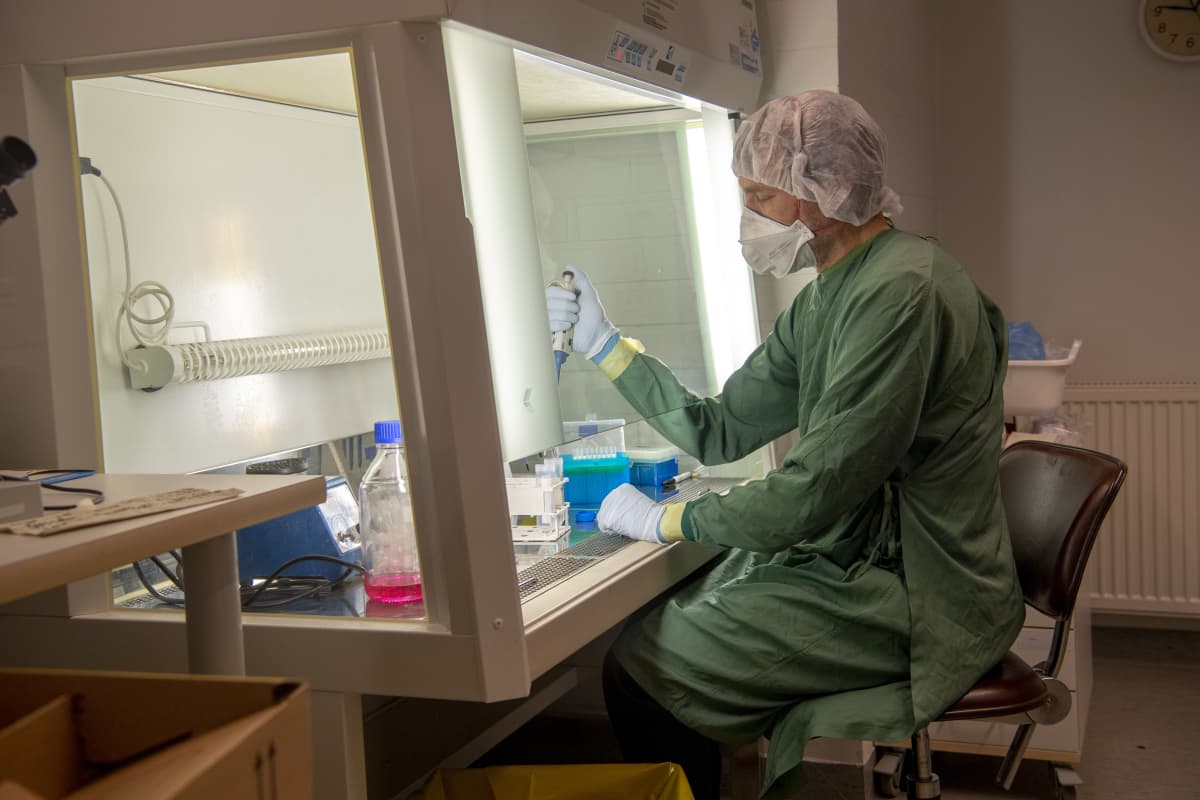 Tutkija Tomas Strandin laboratoriossa.