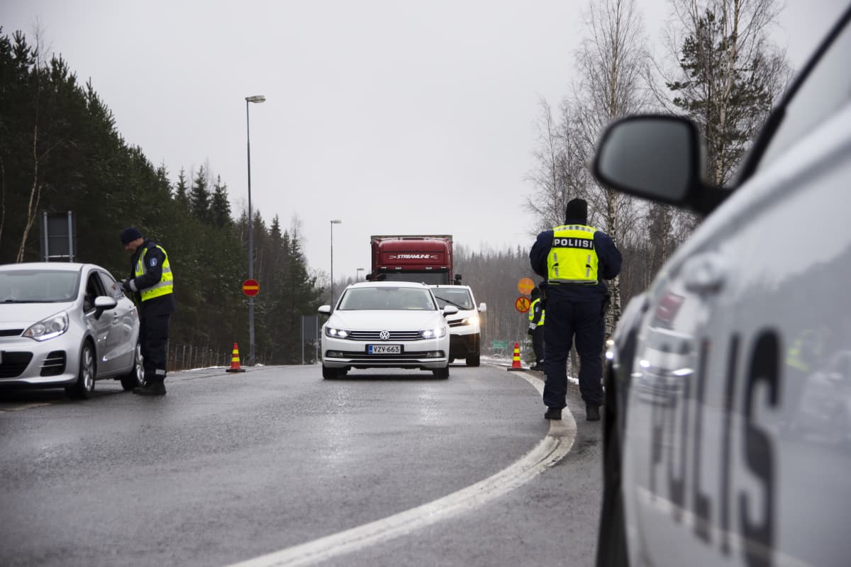 Poliiseja Uudenmaan rajalla.
