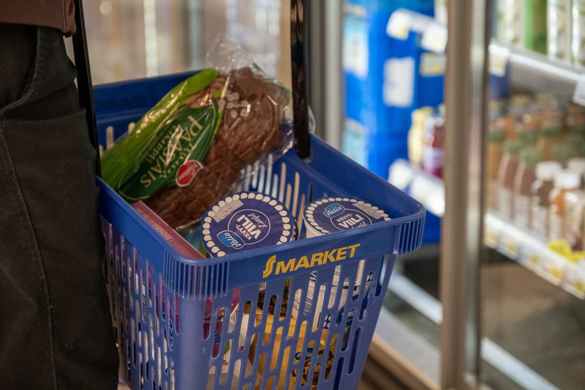 Lähikuva S-marketin ostoskorista ostoksineen.