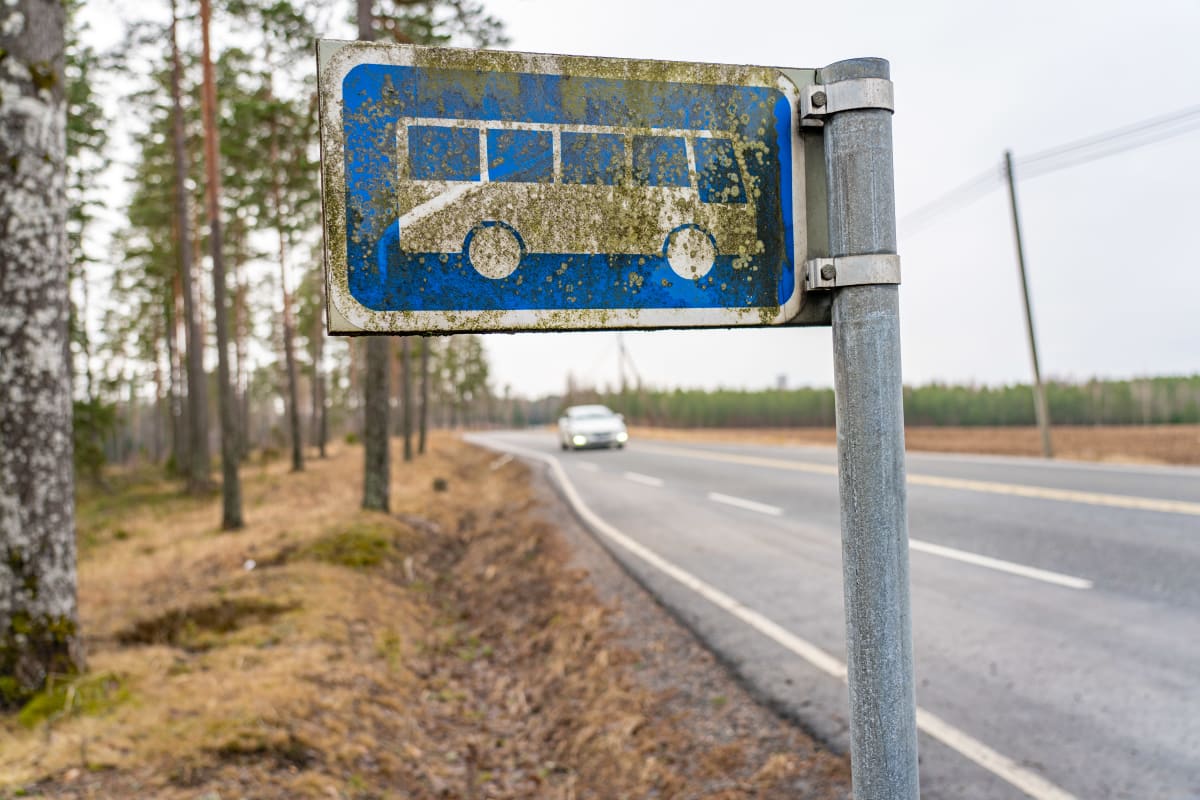 Linja-autopysäkki maaseudulla.