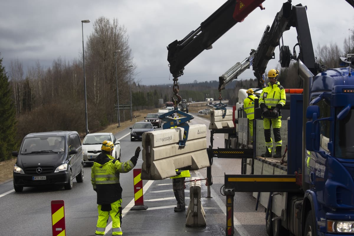 Betoniesteitä poistetaan Uudenmaan rajalta.
