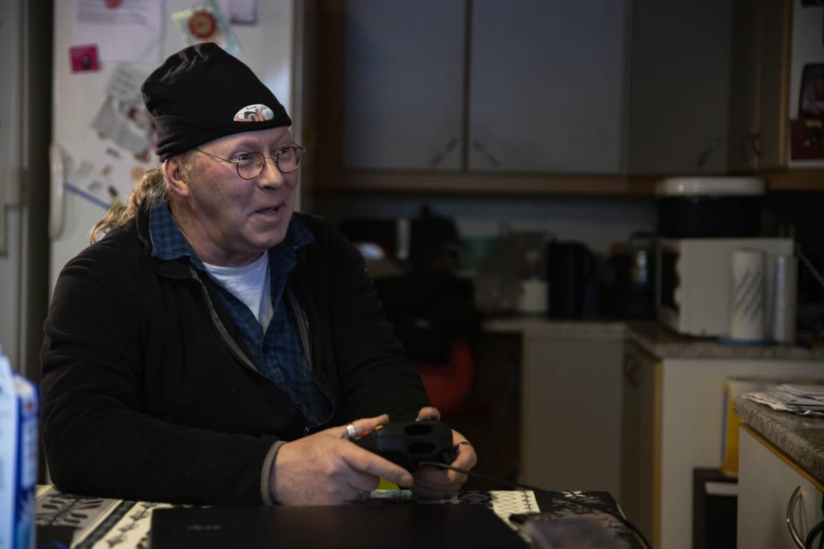 Sotkamolainen Jyrki Korhonen pelaa xbox-konsolilla kotinsa keittiössä.