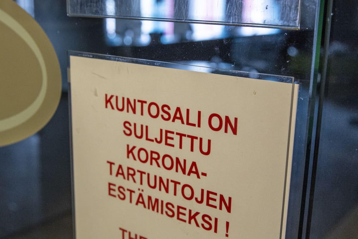 Ilmoitus sulkemisesta Motivus-kuntosalin ovessa.