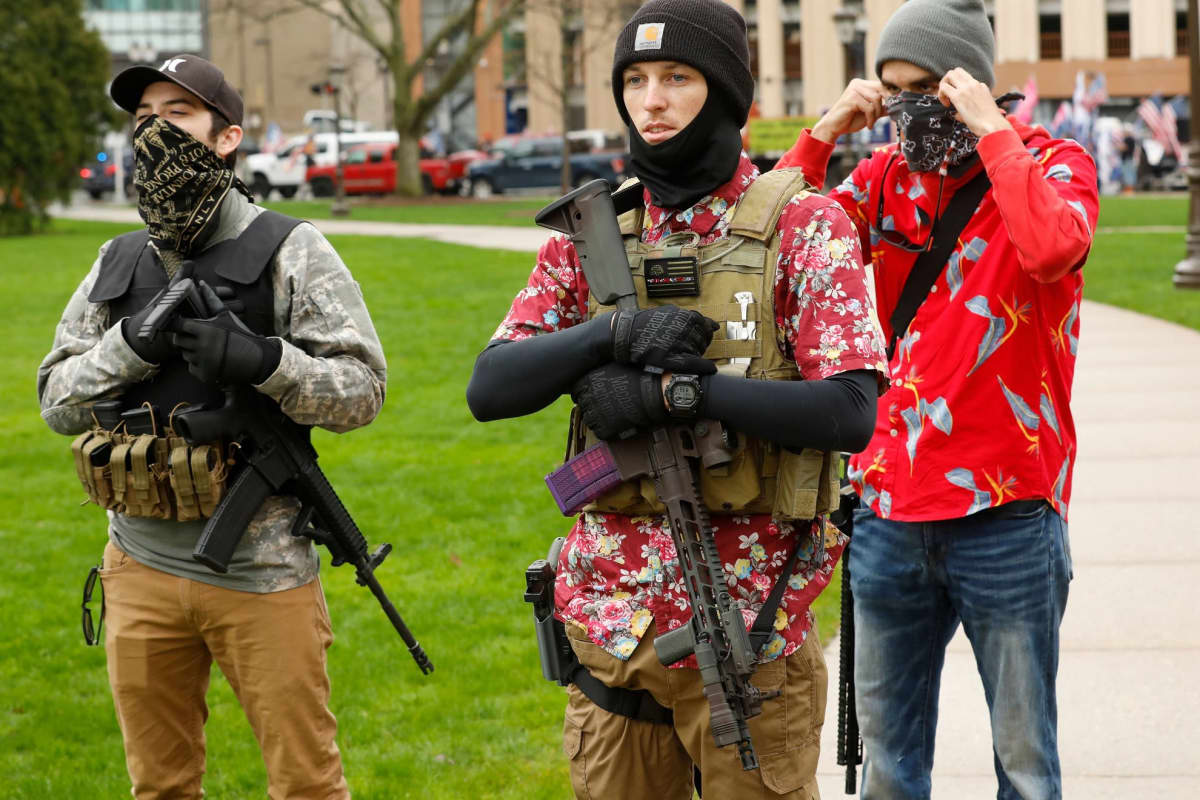 Aseistautuneita protestoijia Michiganin osavaltion parlamentin edustalla Lansingissa.