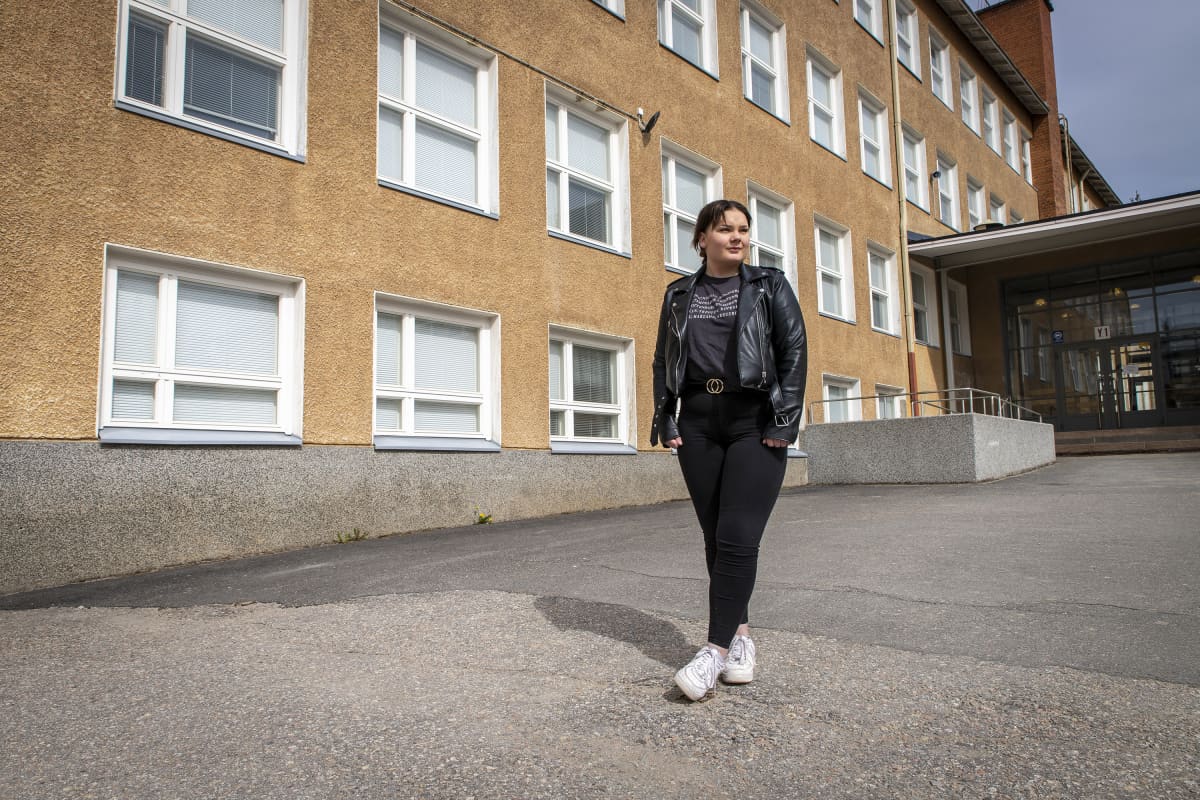 Jessica Kaatila koulun pihalla.