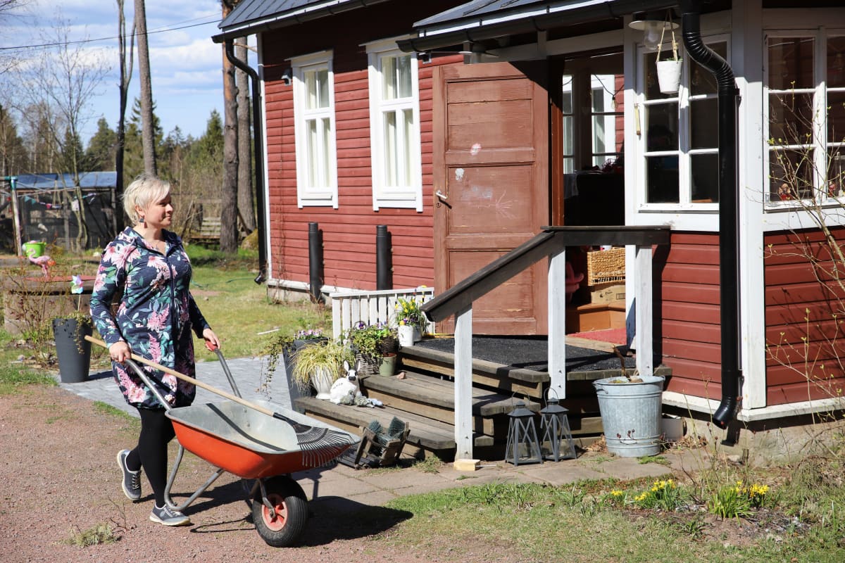 Saara Leiri työntää kottikärryjä kotipihassaan Kotkassa