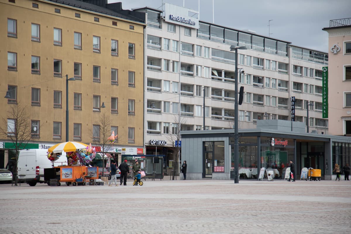 Näkymä Lahden torilta vappuna: ihmisiä ei juuri ole, torin laidalla myydään vappupalloja.