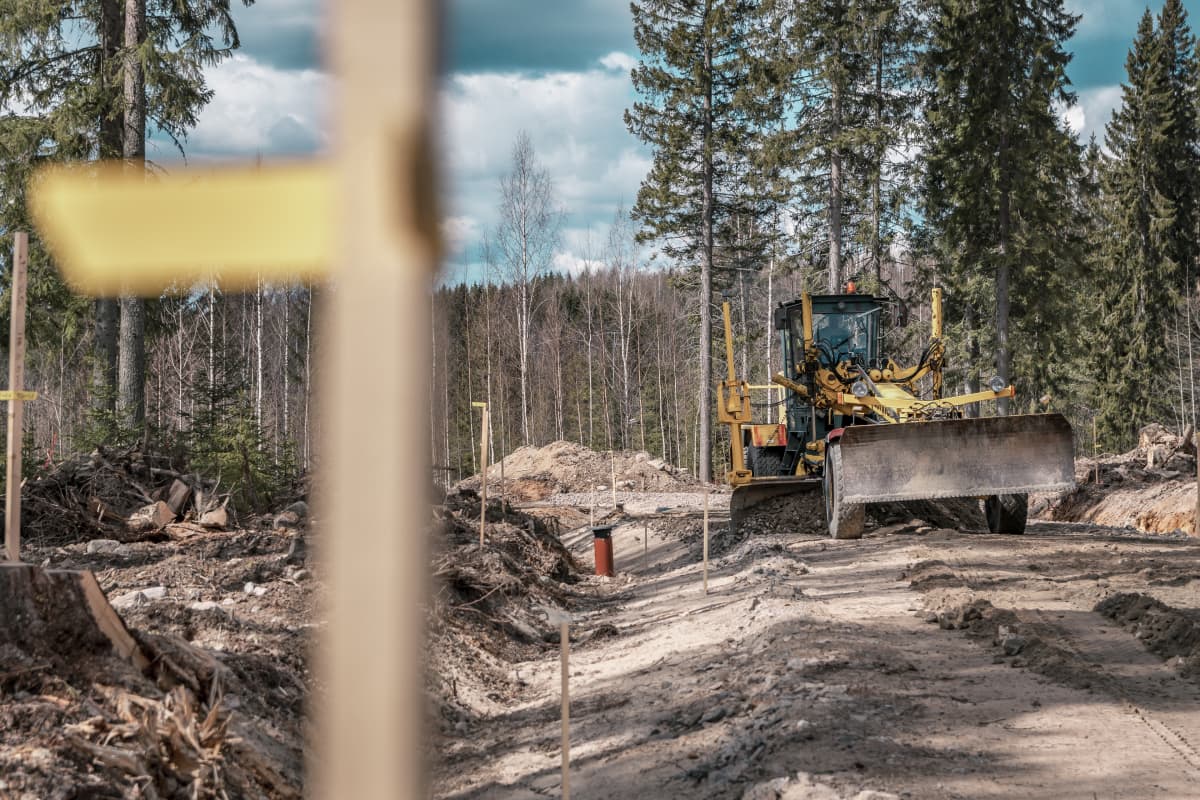 Katujyrä tasoittaa hiekkaa uudelle tienpohjalle.