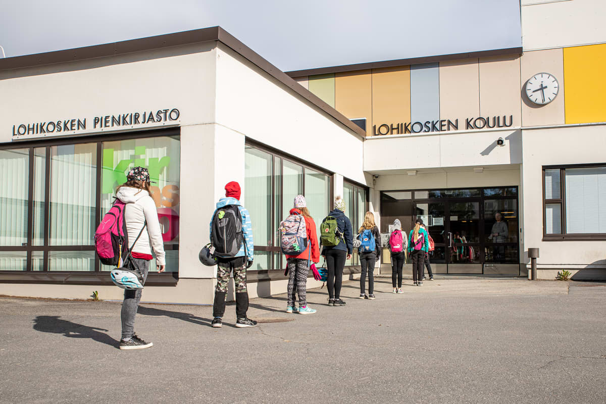 Oppilaat jonottavat Lohikosken koululle pitäen turvavälit.