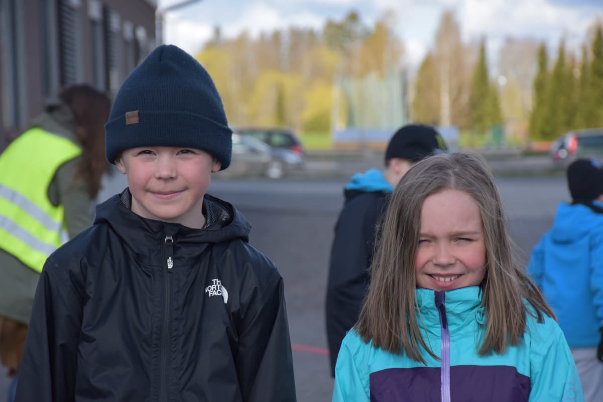 Kolmosluokkalaiset Maks Talzi ja Meea Lehto olivat kaivanneet koulussa käymistä.