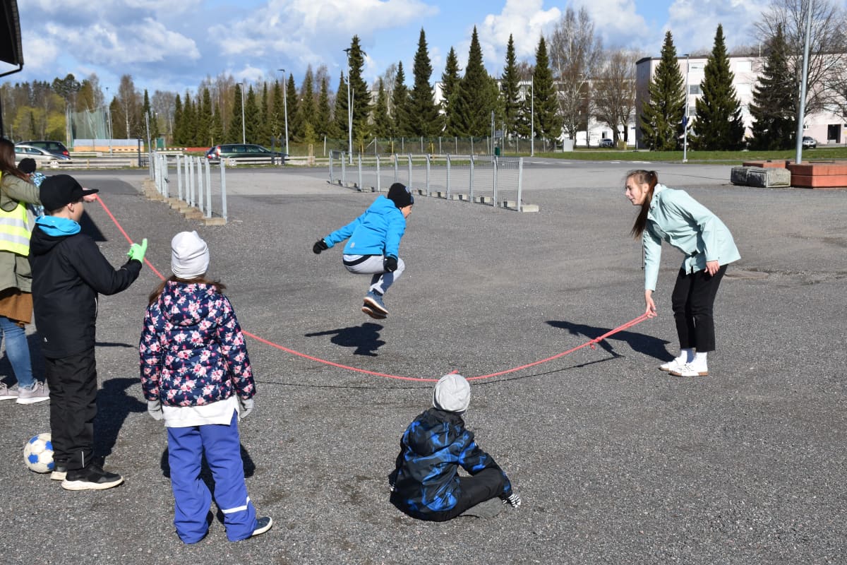 Hyppynarun pelaamista Lauttakylän koulusta Huittisista.