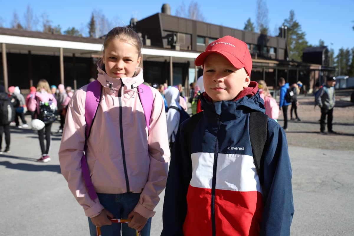 Janika ja Oliver Raunio palasivat hyvillä mielin lähiopetukseen Ilmajoella Ahonkylän koululla.